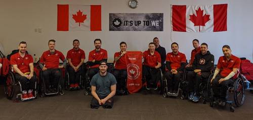 東京パラリンピックの出場権を獲得したカナダ車いすラグビーチーム。中央の選手２人が三沢市の応援フラッグを手にしている