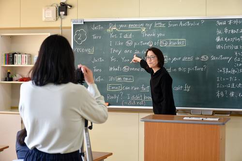 カメラに向かって授業を撮影する上北中の栗林崇子教諭=18日、東北町立上北中