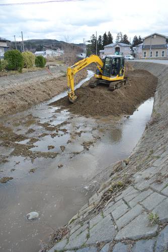 堆積した土砂の撤去が進む小屋畑川=17日、久慈市