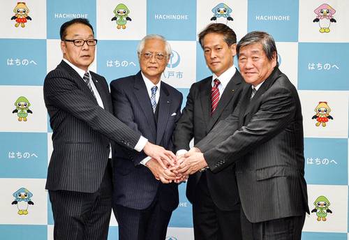 協定書に調印し、握手を交わす(右から)小林眞市長、酒井元晴社長、酒井不二雄名誉会長、江刺家和夫次長=23日、八戸市庁