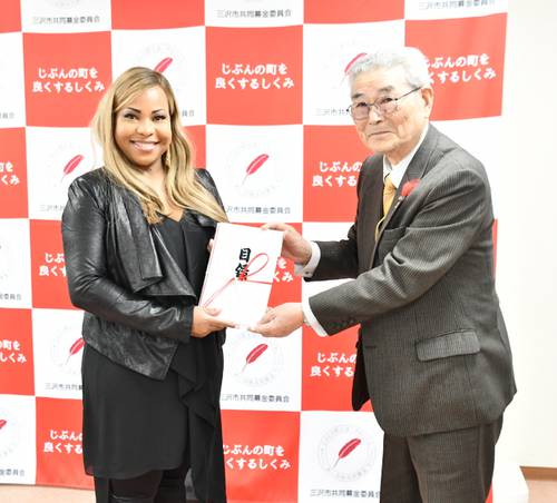 沼田石会長（右）に目録を手渡すキャリアン・ホールさん