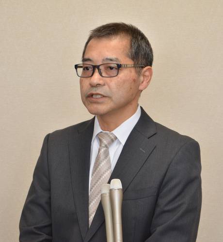 報道陣の取材に応じる赤井茂樹会長=30日、青森市