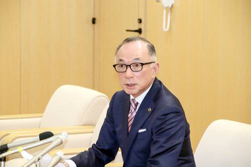 市公共施設の利用自粛などを発表した佐々木孝昌五所川原市長＝３１日、市役所