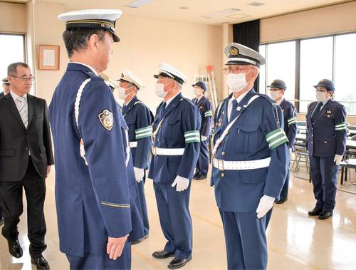 半澤一人署長（左から２人目）の点検を受ける交通指導隊員