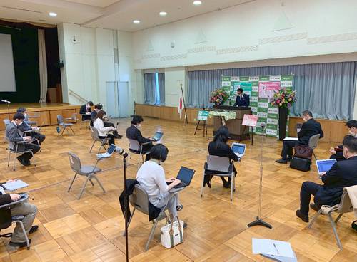 江藤拓農林水産相の閣議後会見。記者席は２メートル間隔に配置されるなど厳戒態勢が敷かれた＝３日、東京都内