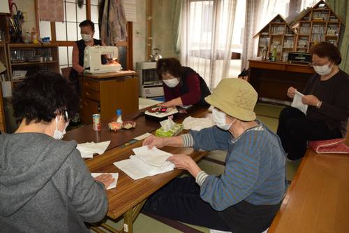 布マスクの手作りを進める奉仕団のメンバーら