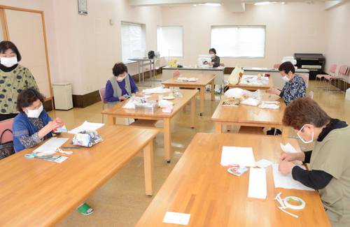 マスクを作る温泉利用者