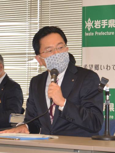 繁華街の接待を伴う飲食店に休業を要請する考えを示した達増拓也知事＝１７日、岩手県庁