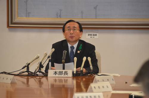 緊急事態宣言を受け、青森県が実施する対策を説明する三村申吾知事＝１７日、県庁