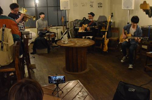 八戸市内の飲食店やクラブでは投稿サイトで動画配信を行い、街に元気を送る＝４月下旬、同市のパトリ　　