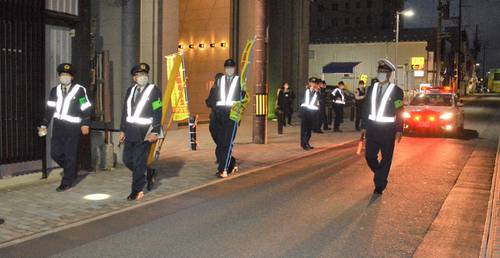 飲食店街をパトロールする関係者