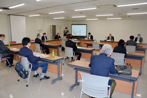 八戸商店街連盟の定時総会では、換気を徹底したほか、参加者同士の距離を離すなど対策を講じた＝八戸市、４月下旬