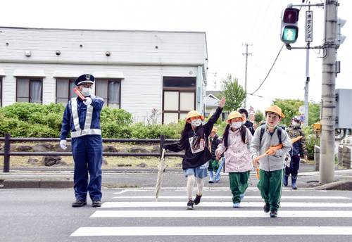 交差点で児童を安全に誘導する警備員