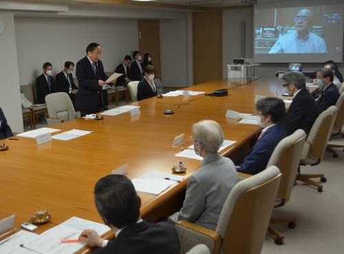 新型コロナウイルス感染症に関する青森県対処方針について話し合われた専門家会議＝２６日、青森県庁