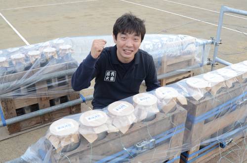 「見る人に活力を与えたい」。使命感に燃える花火師の野村孝さん＝１日、八戸市