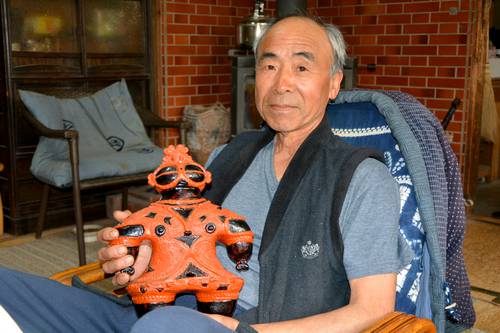 佐京三義さんが“復元”した色鮮やかな遮光器土偶＝５月、階上町