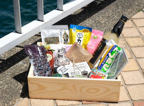 青森県産品が詰まったギフトボックス。写真は第２弾の「ファーストクラス」