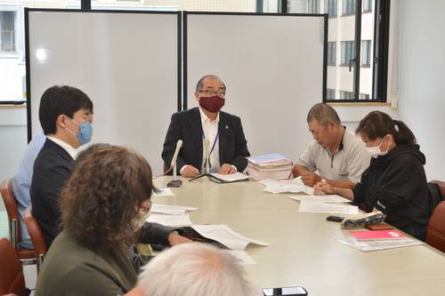 記者会見する葛西聡事務局長（中央）ら＝２６日、青森市