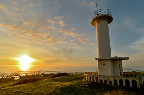 青森県最東端の小舟渡海岸に昇る朝日と階上灯台＝６月３０日午前４時半ごろ