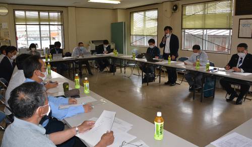 八戸花火大会の開催実現に向けて協議をする実行委員会の会合。「３密」回避に向けて対策を徹底することを確認した＝６月１９日、八戸市