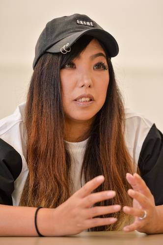 「いずれは日本代表選手も輩出したい」と話す、元女子フットサル日本代表の岩崎夏美さん＝６月３０日、八戸市