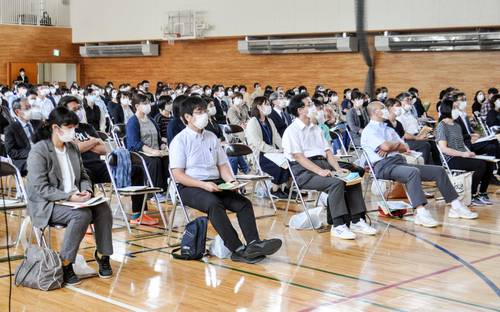 来年度開校する三本木農業恵拓高校について説明を聞く出席者＝７日、三本木農業高
