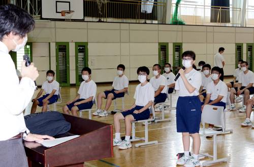 新聞製作について学ぶ生徒