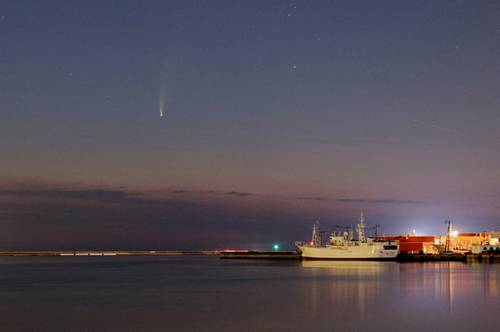 デーリー東北読者写真クラブ（ＤＰＣ）会員の丹波雅昭さん（八戸市）が、八戸港館鼻岸壁で長く尾を引く彗星の姿をとらえた＝１０日午前２時５０ごろ（丹波さん提供）