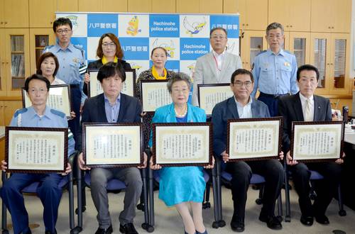 死亡事故ゼロ１００日を達成し、さらなる記録の継続を誓う関係者ら