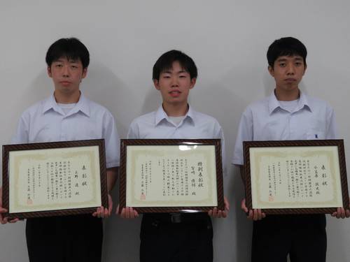 甲種危険物取扱者に合格した宮崎優羽さん（中央）と、乙種全類合格の上野透さん（左）、小笠原淳史さん（右）