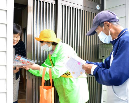 反射材などを配り、事故防止を呼び掛ける参加者