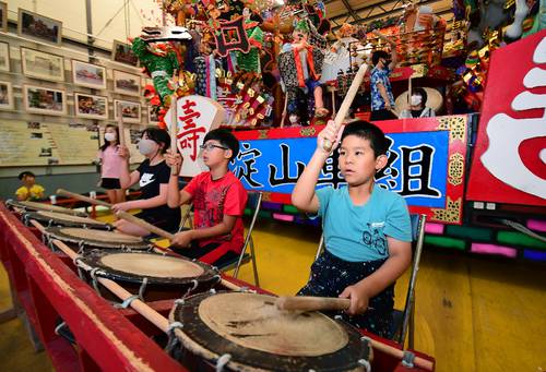 本番に向けて、練習に精を出す淀山車組の子どもたち＝２９日午後７時１０分ごろ、八戸市（撮影・井深裕介）