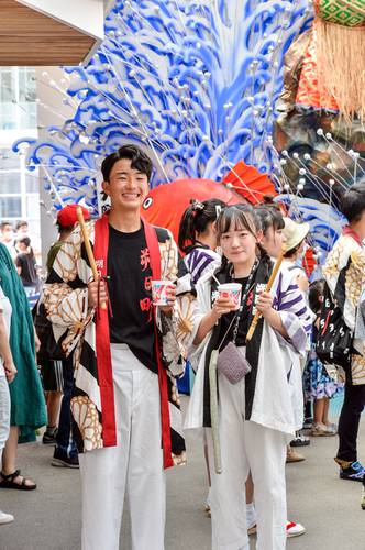 伝統は私たちがつないでいく―。山車の合同運行中止の悔しさをばねに、マチニワでお囃子を披露した武部史玖さん（左）と佐々木瑛捺さん＝２日、八戸市