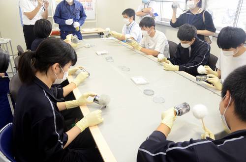 指紋採取に挑戦する生徒