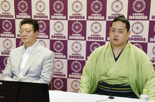 　オンラインでの新十両昇進記者会見で喜びを語る錦富士（右）と伊勢ケ浜親方＝５日、東京都墨田区の両国国技館