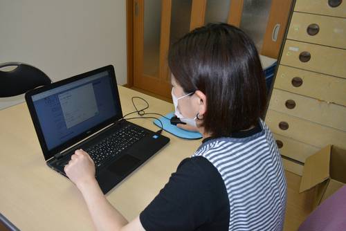 ＩＣＴを活用し介護士や医師、看護師で情報を共有することで包括的な支援を実現する。コネクト８を活用する介護職員＝７月中旬、八戸市　