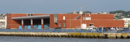 八戸市第３魚市場の荷さばき施設Ａ棟＝３日