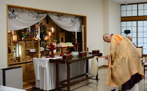 故人の安らかな眠りを祈る住職