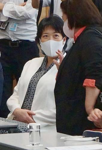 国民民主党の両院議員総会前に同僚議員と言葉を交わす田名部匡代氏。立憲民主党との合流新党に参加する方向だ＝１９日、東京都内