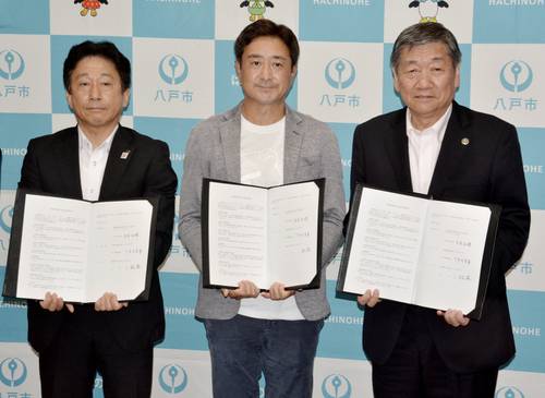 協定を交わした（右から）小林眞市長、安宅正晴社長、下井田幸喜次長＝２５日、八戸市庁