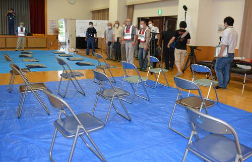 ソーシャルディスタンスを意識して、避難所を設営する参加者