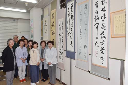 個性豊かな作品が並ぶみちのく銀行五戸支店のロビー