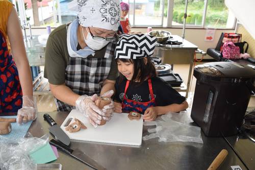 クマを模したくじら餅づくりにチャレンジする参加者