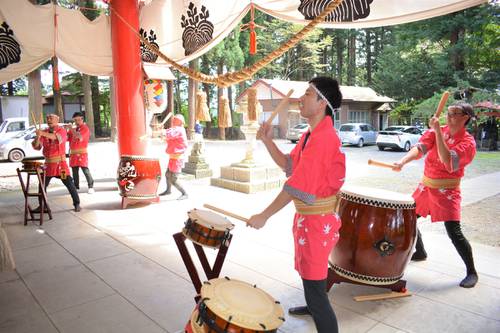 六戸囃子の演奏を奉納するメンバー