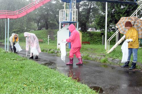 城山公園でごみを拾う参加者