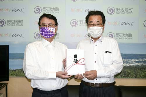 野村秀雄町長（左）に寄付金を贈った久保田勝正支部長