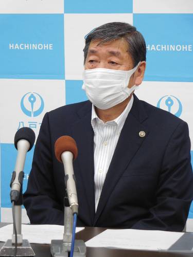 会見する小林眞八戸市長＝１７日、市庁