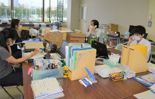 八戸市の国勢調査実施本部で、市民からの問い合わせに応じる市職員＝９月中旬、市スポーツ研修センター