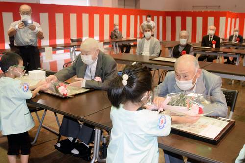 園児から花束を受け取る出席者