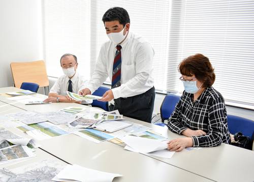 歴史的景観などを守るよう要望した中川一樹会長（中央）＝３０日、十和田市役所